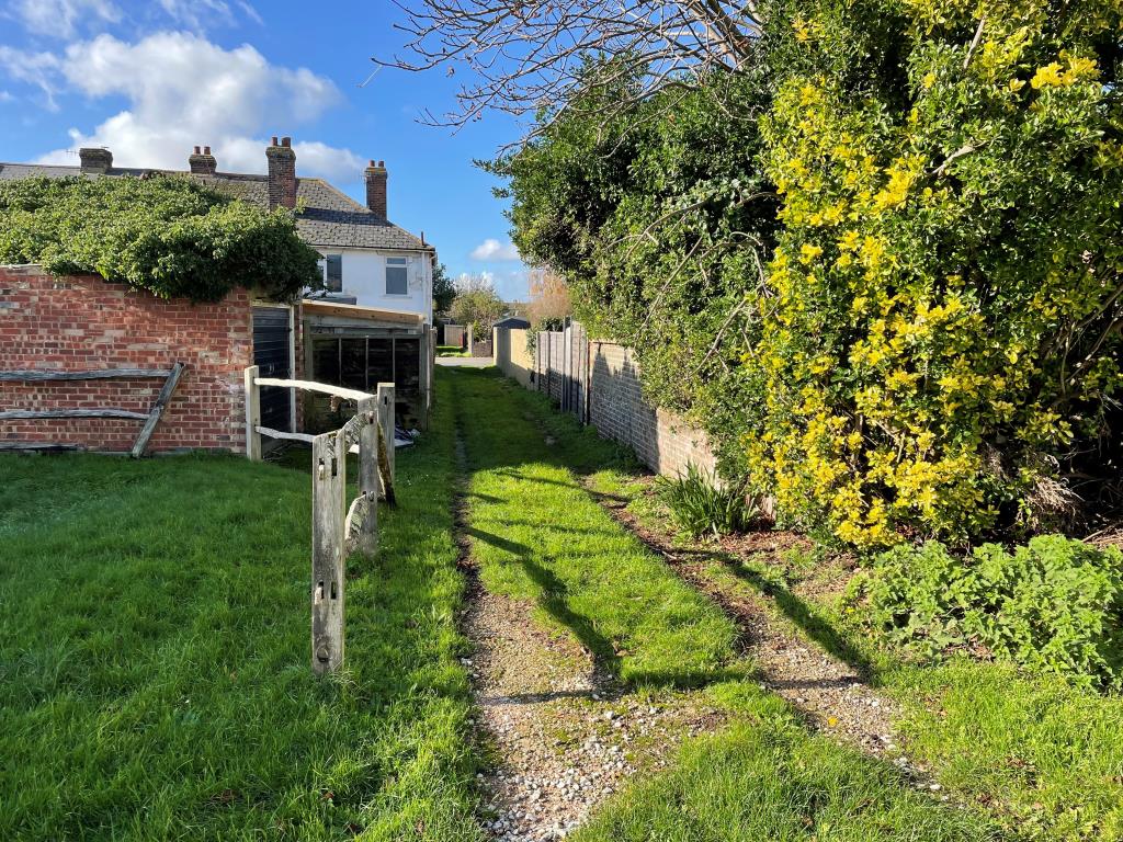 Lot: 21 - FREEHOLD GROUND RENTS WITH GARAGE AND PARKING SPACE -